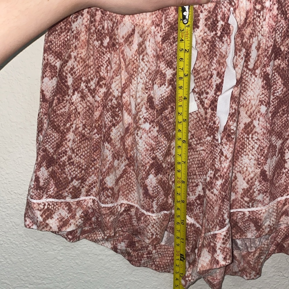 🐆Adorable Victoria Secret Women's Pink Snake Print Shorts! - Picture 6 of 8